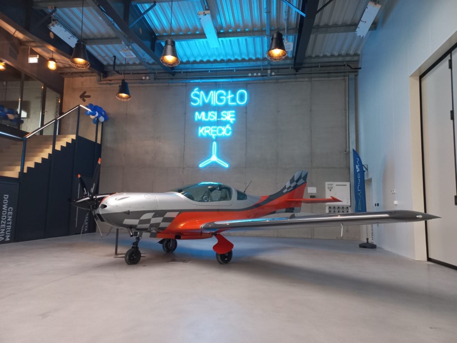 Samolot SkyDream w hangarze